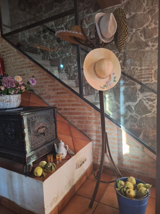 San Bartolomé de Pinares Hostal El Patio Restaurante מראה חיצוני תמונה
