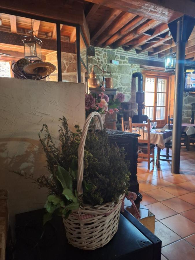 San Bartolomé de Pinares Hostal El Patio Restaurante מראה חיצוני תמונה